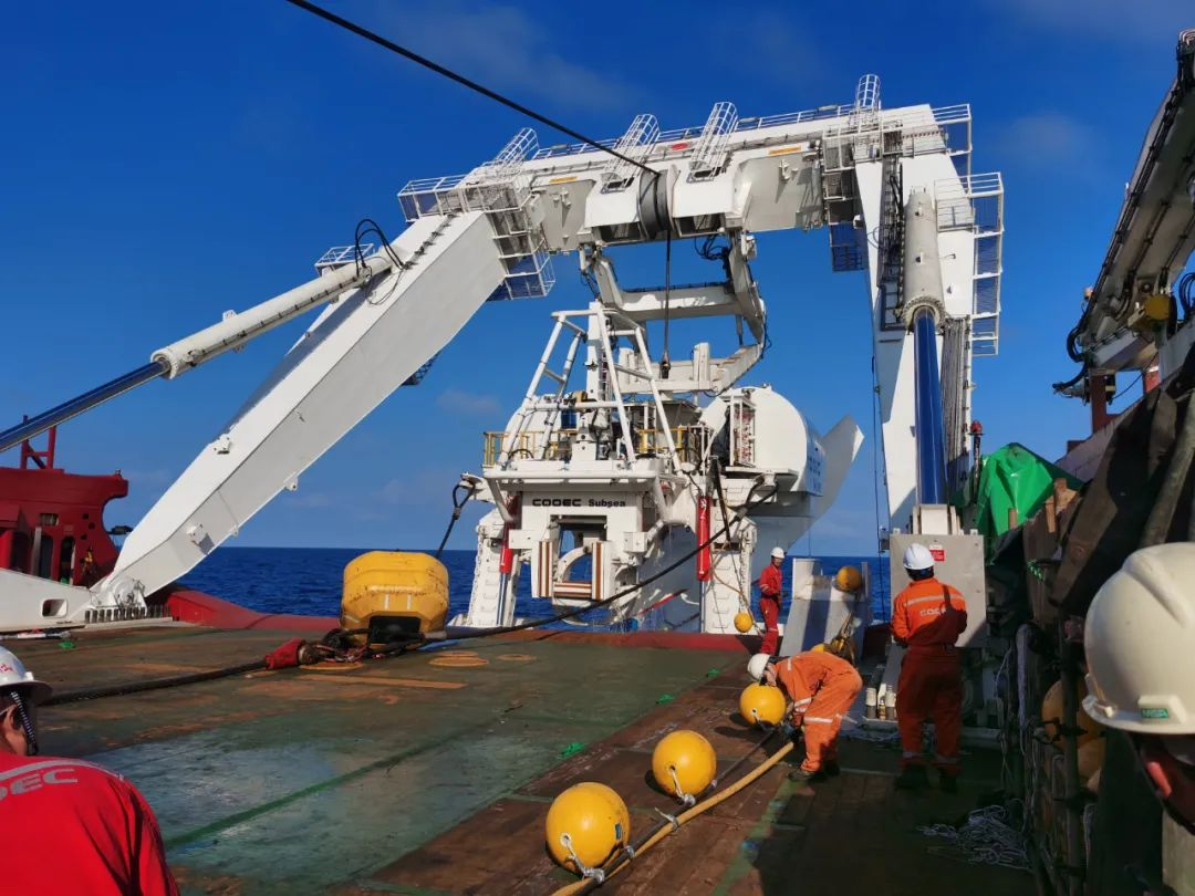 海试成功，国内首台深水犁式挖沟机回收上船.png