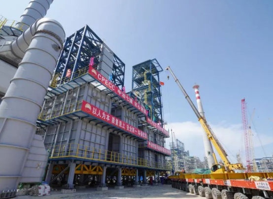 中国石油广东石化最大整体模块化加热炉安装就位.png